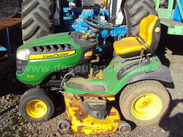 12/22081 - TRATOR CORTADOR DE GRAMA JOHN DEERE MOD. D-170. 