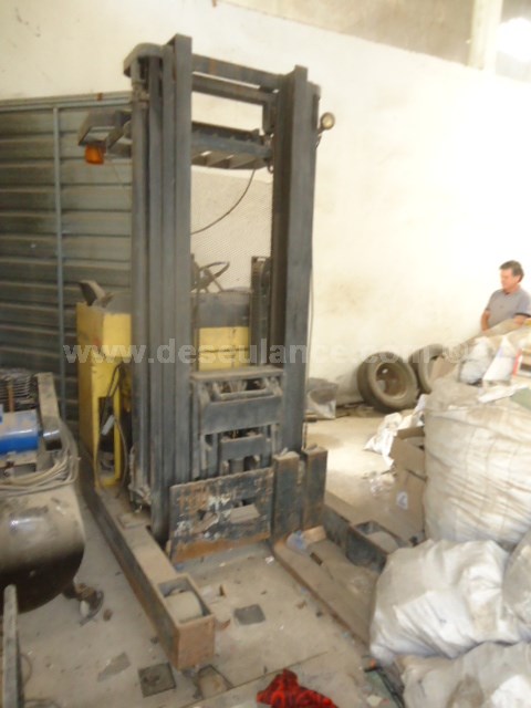 99/22168 - EMPILHADEIRA ELÉTRICA M/SKAM, CAPAC. 2 TONS, C/TORRE TRIPLEX