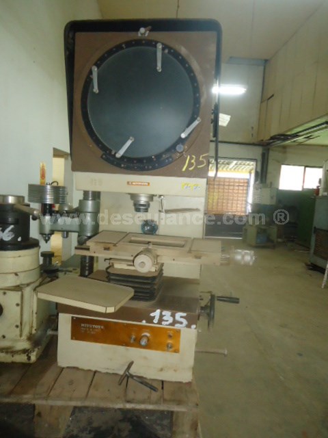 135/23062 - PROJETOR DE PERFIL M/MITUTOYO MOD. PJ-300H.