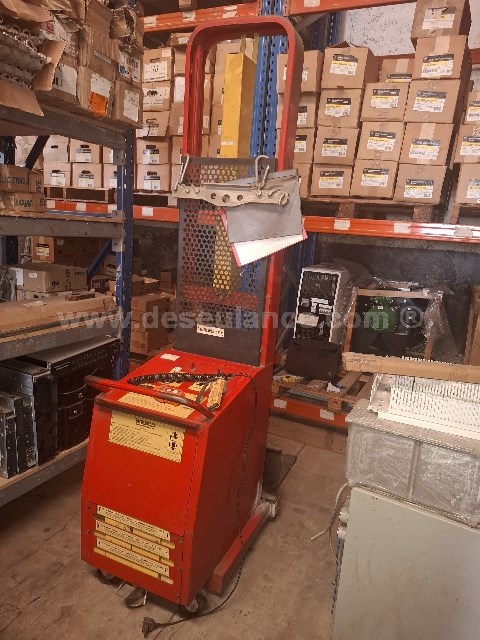 130/25021 - EMPILHADEIRA M/WESCO, CAPAC. 500 KG. 