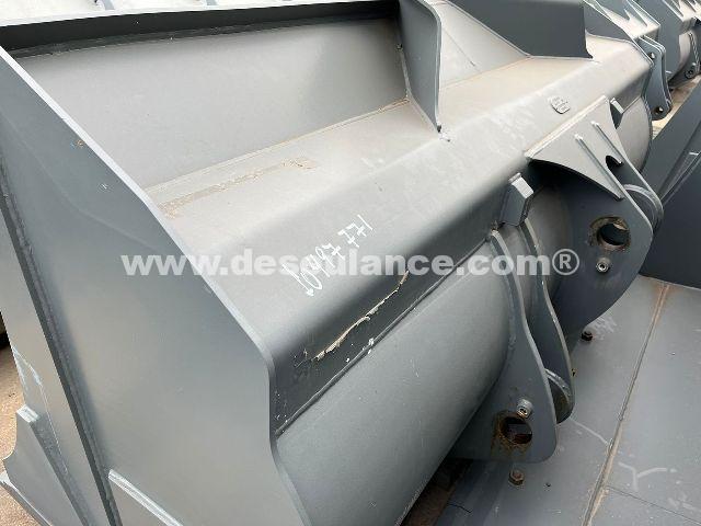 15/25043 - CAÇAMBA 2,3 M³ L556 LÂMINA DELTA, BORDA PARAFUSADA