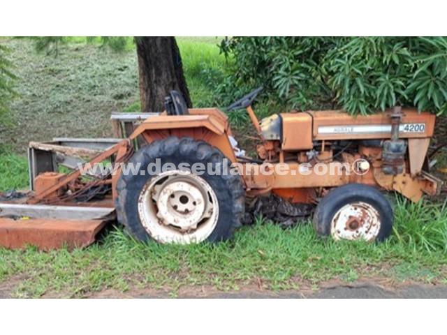 01/25056 - TRATOR AGRÍCOLA M/AGRALE MOD. 4200, ANO 77, C/ROÇADEIRA