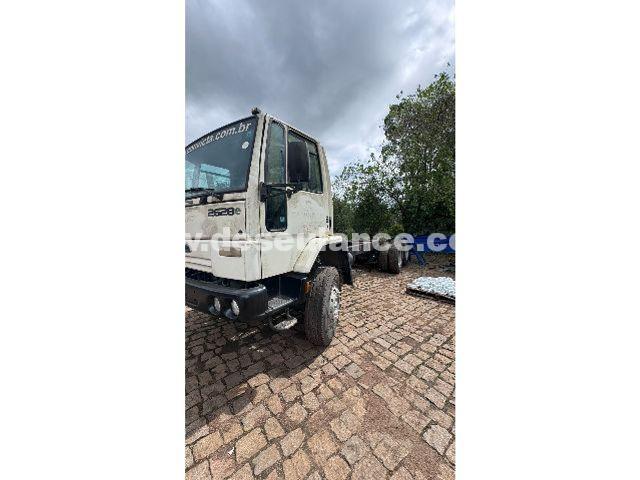 07/25056 - CAMINHÃO FORD/CARGO 2628 E, ANO 09/10, DIESEL, BRANCA, 