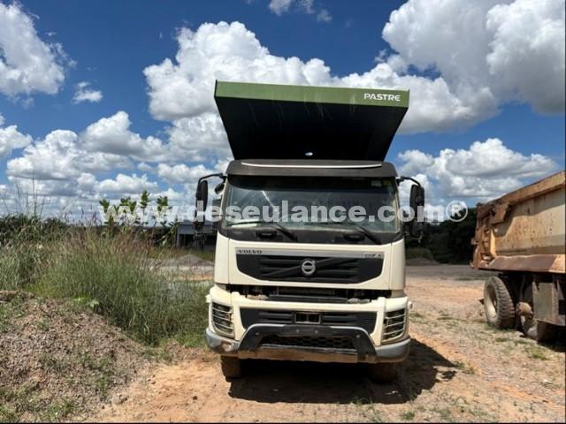 31/26057 - CAMINHÃO VOLVO MOD. FMX500, ANO 14. (PLAQUETA: 71894). 