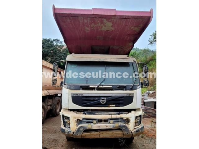 50/26079 - CAMINHÃO BASCULANTE VOLVO MOD. FM 440 6X4R, ANO 11. (CR-06).